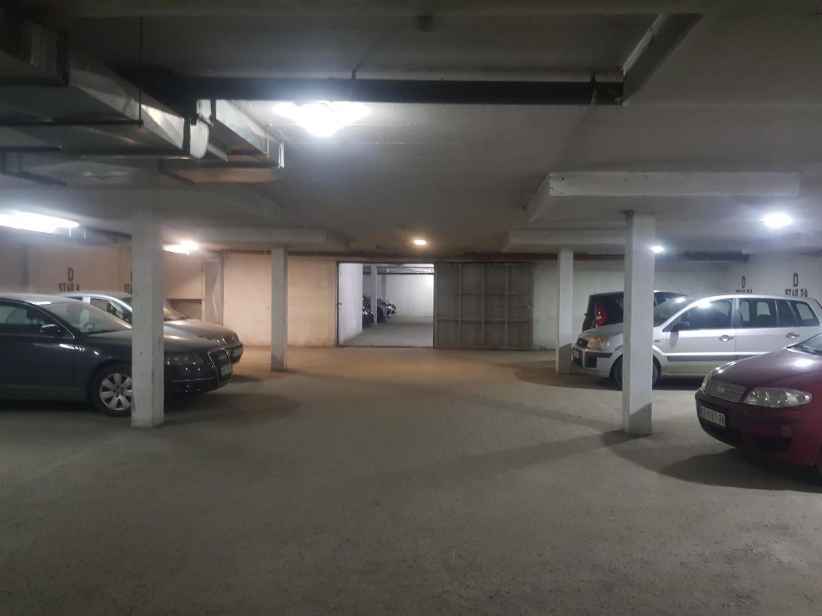 Rajiceva 5- Apartman Sa Prostranom Terasom I Garaznim Mestom ครากูเยวัตส์ ภายนอก รูปภาพ